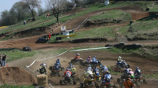 Druhá zatáčka MČR v quadcrossu v Poříčí nad Sázavou