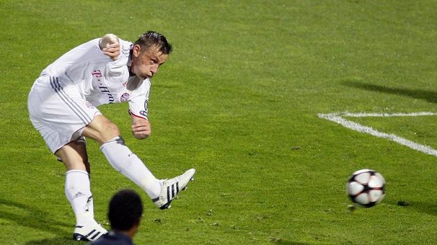 Útočník Bayernu Mnichov Ivica Olič střílí gól do sítě Lyonu v semifinále Ligy mistrů.