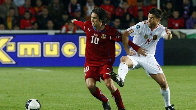 Tomáš Rosický v souboji s Xabim Alonsem v kvalifikačním utkání České republiky se Španělskem.