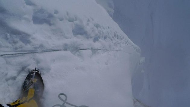 Pohled do hlubiny při výstupu na Gasherbrum II.