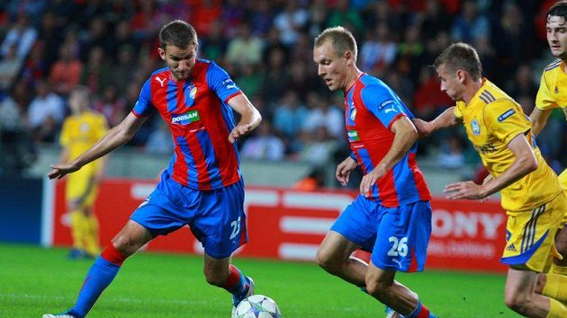 Plzeňští fotbalisté Marek Bakoš (vlevo) a Daniel Kolář kontrolují míč před dotírajícími hríči Borisova.