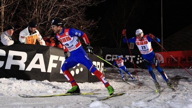 Lyžař Dušan Kožíšek (vlevo) během semifinálového sprintu Tour de Ski v Praze na Strahově