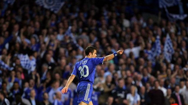 Joe Cole z Chelsea se raduje ze své branky do sítě Liverpoolu v semifinále Ligy mistrů.