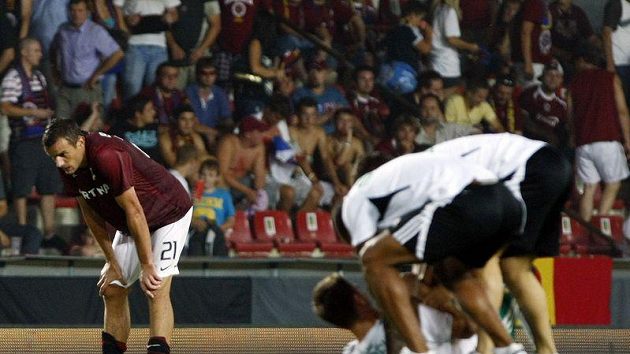 Fotbalisté Vaslui se radují z postupu do základní skupiny Evropské ligy. Vlevo zklamaný Erich Brabec.