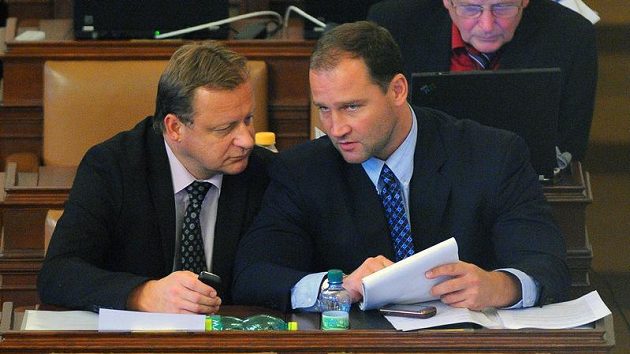 Poslanci ČSSD Pavel Ploc (vlevo) a Jiří Šlégr na jednání Poslanecké sněmovny 10. srpna v Praze. Sněmovna měla na programu vyslovení důvěry vládě.