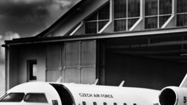 Moderní pětibojaři Sylvie Černá, Natálie Dianová, Ondřej Polívka a Lucie Grolichová se představují jako letušky a kapitán letounu CANADAIR CL-601, který využívá armáda i pro civilní lety