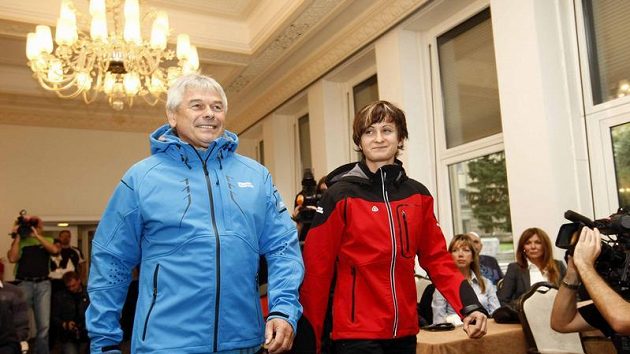 Rychlobruslařka Martina Sáblíková (vpravo) s trenérem Petrem Novákem při představení kolekce sportovního oblečení.