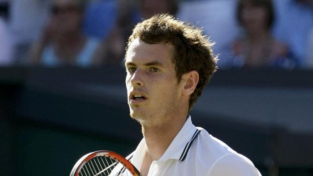 Britský tenista Andy Murray se raduje z postupu do semifinále Wimbledonu po vítězství nad Juanem Carlosem Ferrerem.