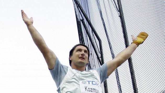 Slovinský kladivář Primož Kozmus se raduje z vítězství na mistrovství světa v Berlíně.