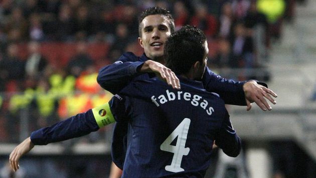 Fotbalisté Arsenalu Robin van Persie (vlevo) a Cesc Fabregas se radují z branky.