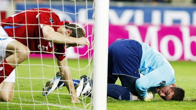 Roman Hubník (vlevo) se sbírá z trávníku po souboji se skotským gólmanem McGregorem.
