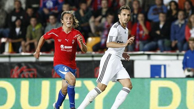Plzeňský Petr Jiráček (vpravo) a Tomáš Sivok v dresu Besiktase Istanbul v předkole Evropské ligy