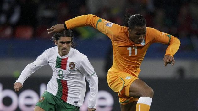 Didier Drogba z Pobřeží slonoviny (vpravo) zpracovává míč před Portugalcem Pedrem Mendesem.