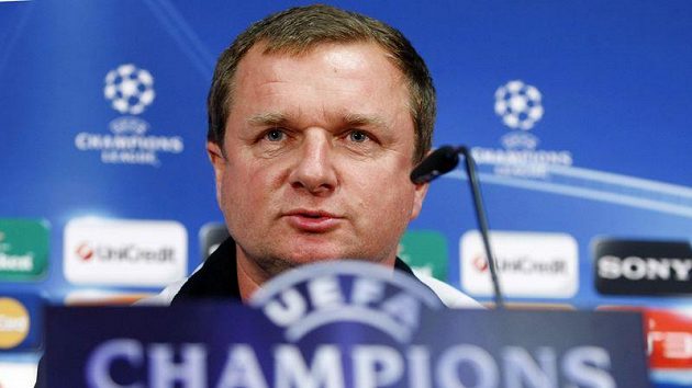 Plzeňský trenér Pavel Vrba odpovídá novinářům před zápasem Ligy mistrů proti Barceloně.