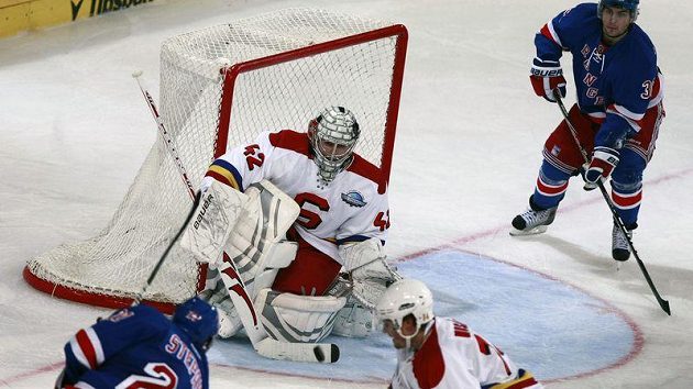 Derek Stepan z New York Rangers (vlevo) pálí na připraveného gólmana Sparty Tomáše Pöpperleho.