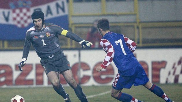 Situace předcházející čtvrtému gólu Chorvatska. Brankář Petr Čech (vlevo) se snaží obejít s míčem Ivana Rakitiče.