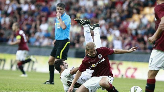 Sparťan Vlastimil Vidlička Kamil Vacek (vpravo) při souboji s Asmirem Suljičem z FK Sarajevo.