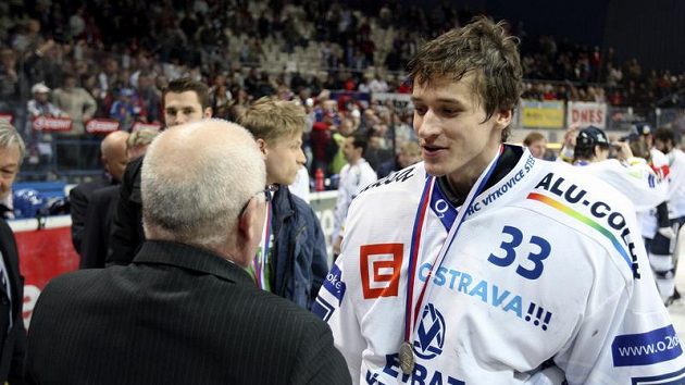 Brankář Vítkovic Jakub Štěpánek přebírá stříbrnou medaili pro poraženého finalistu extraligy.