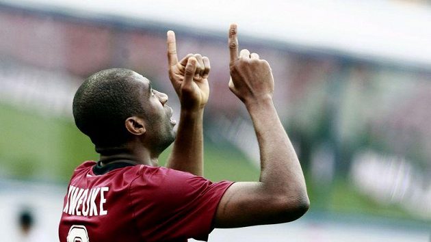 Útočník Sparty Léonard Kweuke oslavuje vstřelený gól v utkání Evropské ligy s FK Sarajevo.