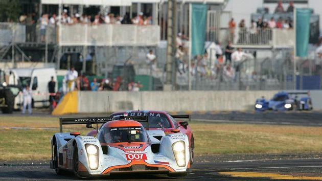 Prototyp Aston Martin posádky Charouz, Enge, Mücke (vpředu) během závodu 24 hodin Le Mans