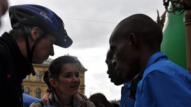 Bratři Francis a James Karanjovi po doběhnutí letošního Pražského půlmaratónu.