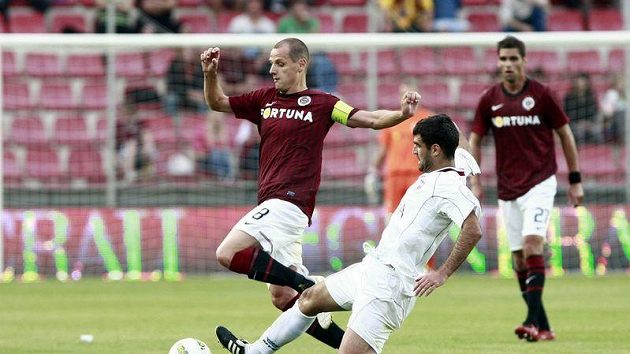 Ajdin Maksumič z FK Sarajevo (v bílém) se snaží zastavit Marka Matějovského ze Sparty.