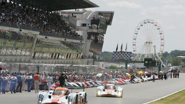 Prototyp Aston Martin posádky Charouz, Enge, Mücke (vpředu) těsně před závodem 24 hodin Le Mans