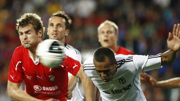 Jakub Navrátil z Plzně (vlevo) v utkání předkola Evropské ligy proti Besiktasi Istanbul.