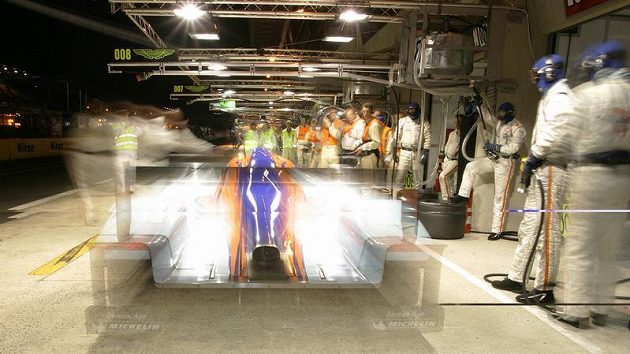 Prototyp Aston Martin posádky Charouz, Enge, Mücke při kvalifikaci závodu 24 hodin Le Mans.