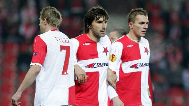 Fotbalisté Slavie Stanislav Vlček (vlevo), Matej Krajčík (uprostřed) a Peter Grajciar v utkání proti Janovu.