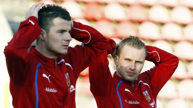 Daniel Pudil (vlevo) a Michal kadlec se rozvičují při tréninku české reprezentace.