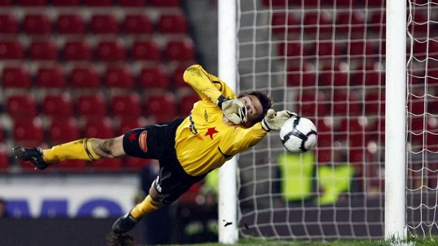 Brankář Slavie Martin Vaniak zasahuje v odvetě čtvtfinále Ondrášovka Cupu proti Spartě.