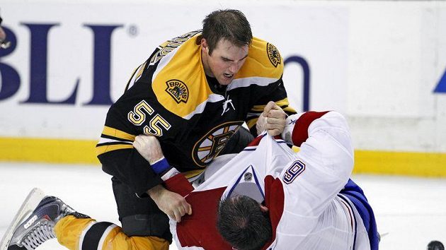Bek Bostonu Johnny Boychuk (v černém) dostal na lopatky Jaroslava Špačka z Montrealu.