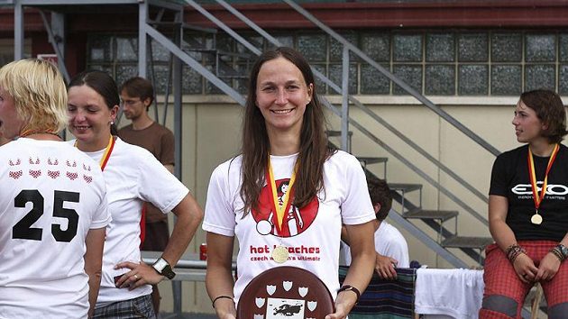 Kristina Medková s trofejí mistra Evropy 2010: „Když jsem viděla hrát soupeřky, napadlo mě, že jsou naše šance na dobré umístění velké.“