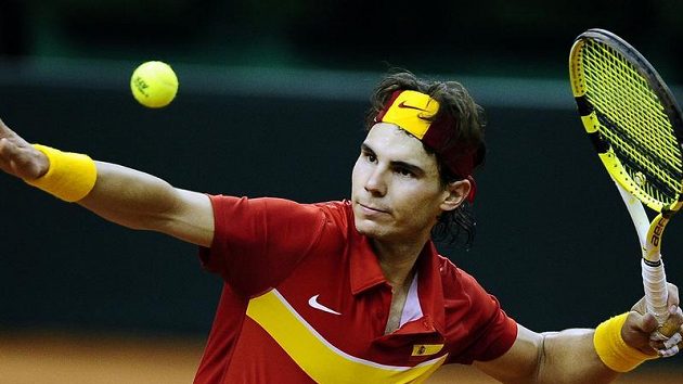Španělský tenista Rafael Nadal odpaluje míček mezi diváky po vítězství ve finále Davis cupu nad Janem Hájkem.