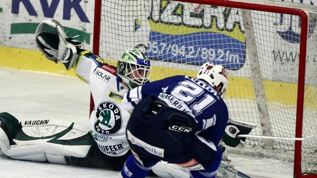 Plzeňský útočník Lukáš Hvila se snaží překonat boleslavského gólmana Marka Schwarze.