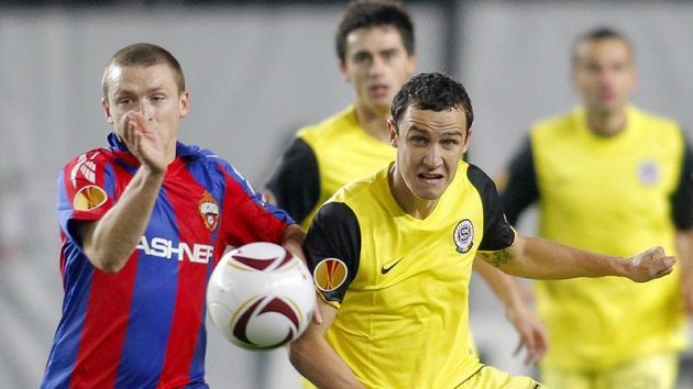 Pavel Mamajev z CSKA Moskva (vlevo) bojuje o balón s Jiřím Kladrubským ze Sparty.