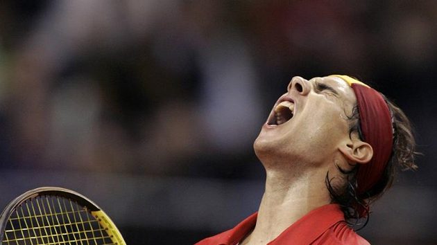 Rafael Nadal se raduje po jednom z míčků během utkání s Tomášem Berdychem ve finále Davis Cupu.