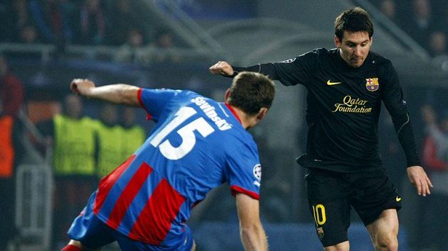 Plzeňský František Ševinský (vlevo) se snaží zastavit Lionela Messiho z Barcelony.