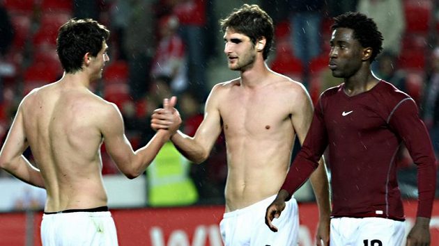 Radost fotbalistů Sparty Kamila Vacka (vlevo) s Niklasem Hohenederem a Bony Wilfriedem po vítězném derby na hřišti Slavie