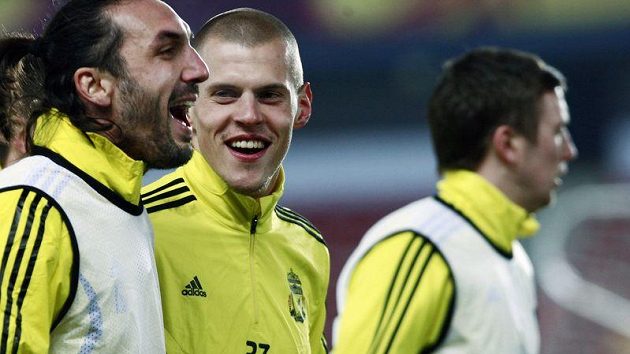 Liverpoolský Martin Škrtel a Řek Kyrgiakos na tréninku před utkáním Sparty s Liverpoolem.