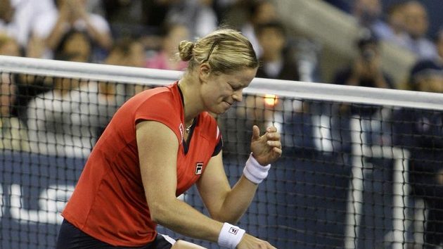 Kim Clijstersová reaguje na poslední vítězný míček ve finále US Open proti Carolině Wozniackiové z Dánska.