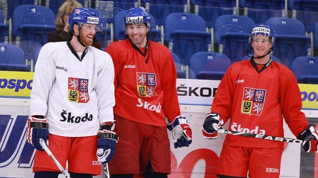 Martin Havlát (vlevo) vtipkuje na tréninku české hokejové reprezentace s Jaromírem Jágrem (uprostřed) a Romanem Červenkou.