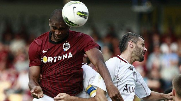 Útočník Sparty Léonard Kweuke (vlevo) ve vzdušném souboji s Emirem Obučou z FK Sarajevo.