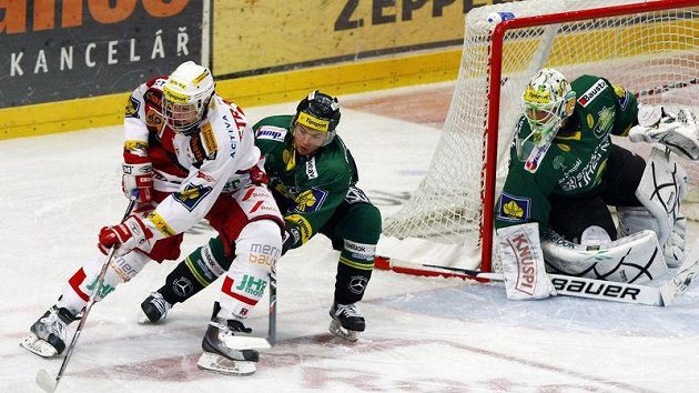Martin Rohan z Karlových Varů (uprostřed) brání útočníka Slavie Dmitrije Jaškina