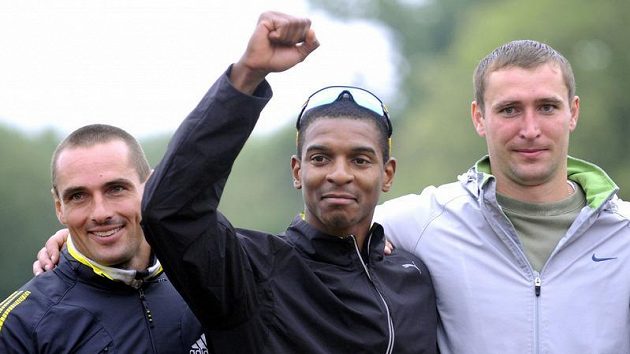 Vítěz desetiboje v Kladně Maurice Smith z Jamajky (uprostřed), druhý Roman Šebrle (vlevo) a Kazach Dmitrij Karpov.