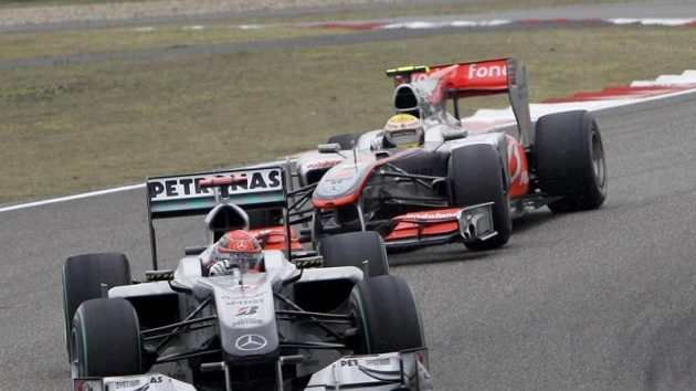 Situace z první fáze Velké ceny Číny. Lewis Hamilton našel brzy recept, jak předjet Michaele Schumachera (vepředu).