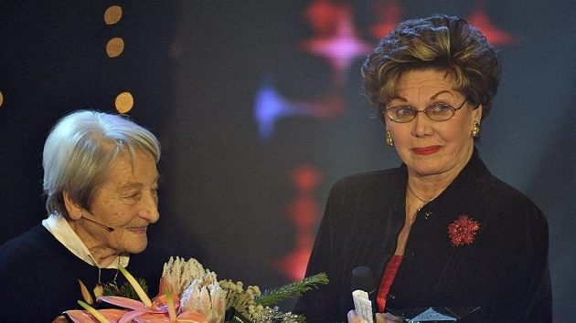 Dana Zátopková (vlevo) předala ocenění bývalé krasobruslařce Áje Vrzáňové, která se stala sportovní legendou.