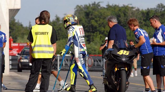 Po svých se Valentino Rossi při testu v Brně pohyboval ještě s pomocí berlí.