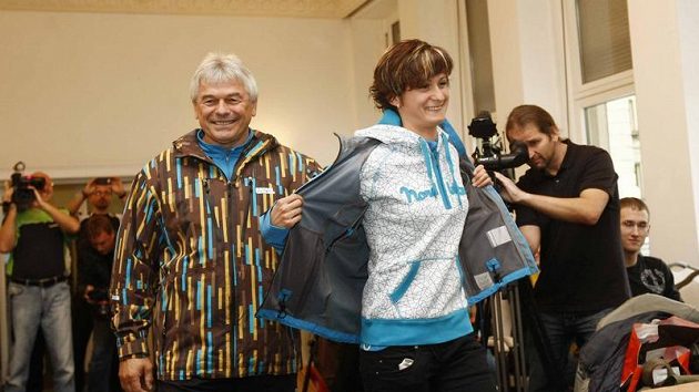 Rychlobruslařka Martina Sáblíková (vpravo) s trenérem Petrem Novákem při představení nové kolekce sportovního oblečení.